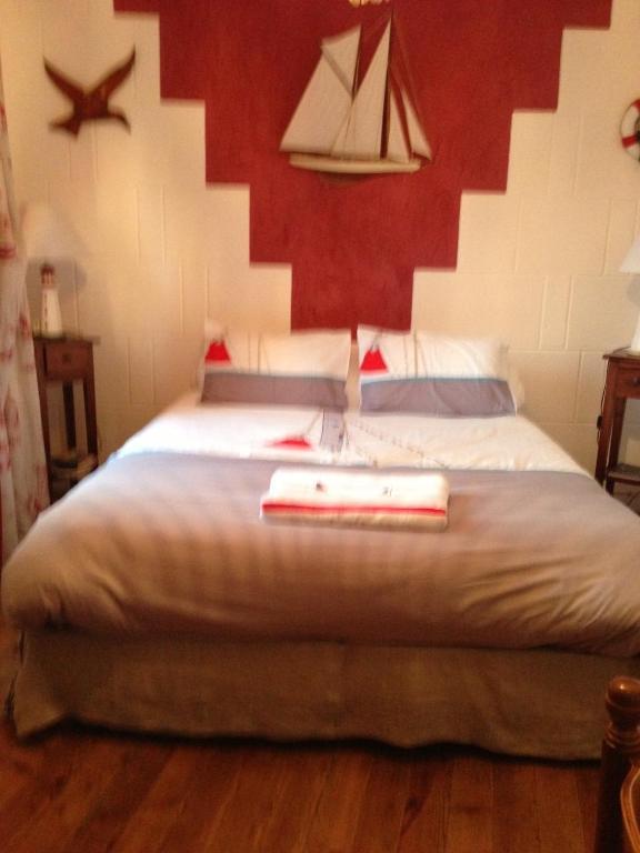 Bed and Breakfast Logis Deritel à Montsûrs Chambre photo